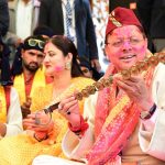 3. मुख्यमंत्री पुष्कर सिंह धामी संग थिरके लोक कलाकार, रंगों में सराबोर हुआ प्रांगण