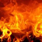 चलती गाड़ी में लगी भीषण आग, बच न सके महिलाएं, बच्चा समेत पांच की मौत