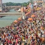 हर की पौड़ी पर श्रद्धालुओं की भारी भीड़, गंगा स्नान के लिए लंबी कतारें