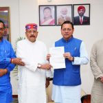 सतपाल महाराज ने मुख्यमंत्री धामी को सौंपा 367995 की धनराशि का चैक