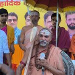 शंकराचार्य का हमला: गाय को राष्ट्रमाता नहीं बना सकती सरकार तो सत्ता में रहने का अधिकार नहीं