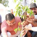 ‘एक पेड़ मां के नाम’ अभियान के तहत मुख्यमंत्री धामी ने लगाया पौधा