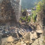 अस्पताल परिसर में गिरी जर्जर दीवार, गंभीर रूप से घायल डॉक्टर ने तोड़ा दम