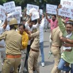 CEC ज्ञानेश कुमार के घर पर प्रदर्शन, पुलिस से नोकझोंक